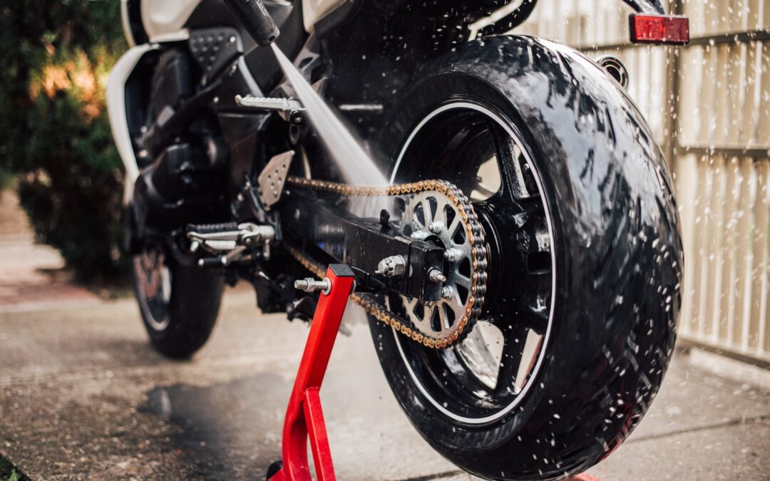 Jak wyczyścić łańcuch motocyklowy po sezonie?